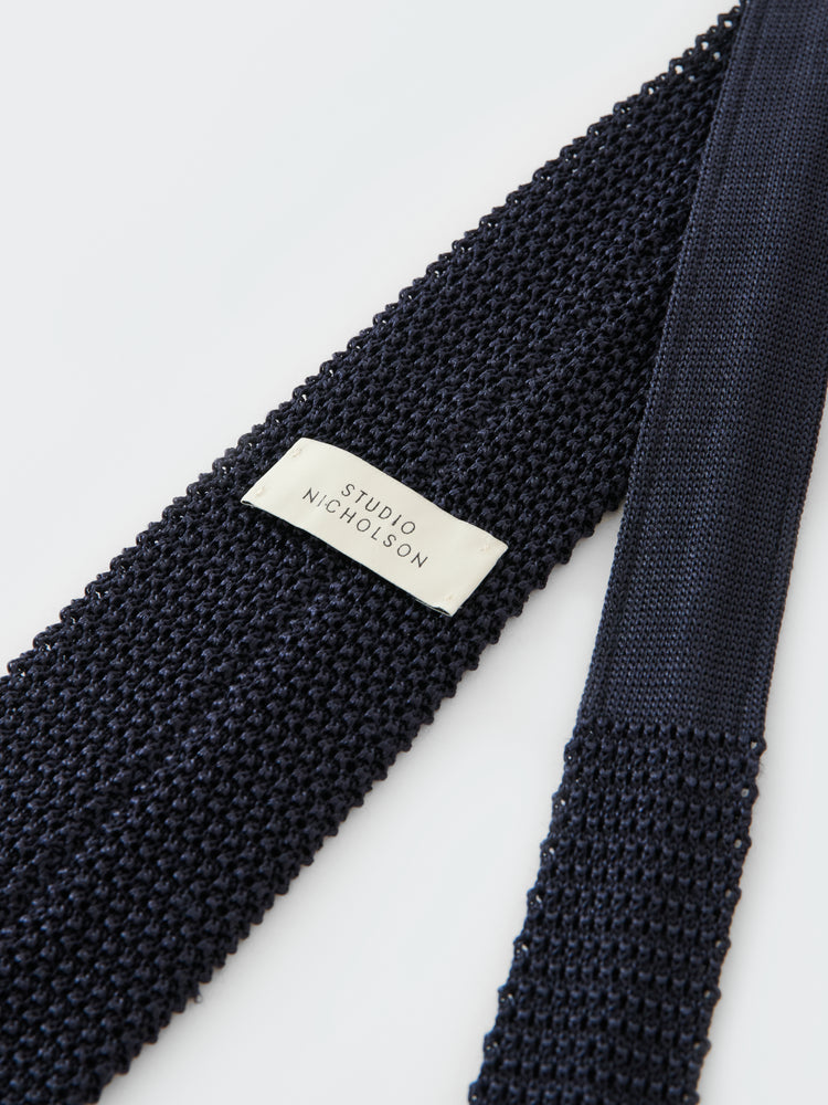 SILK TIE IN DARKEST NAVY