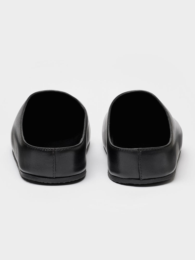 MEN'S WEARING CLOG IN BLACK