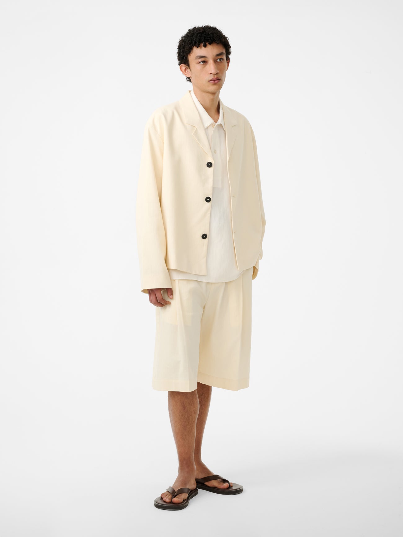 FOWLD SHORT IN ANTIQUE WHITE