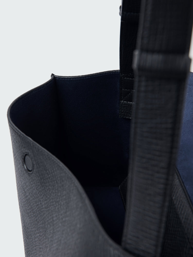 【EXCLUSIVE】SHIBORU LEATHER BAG IN DARKEST NAVY