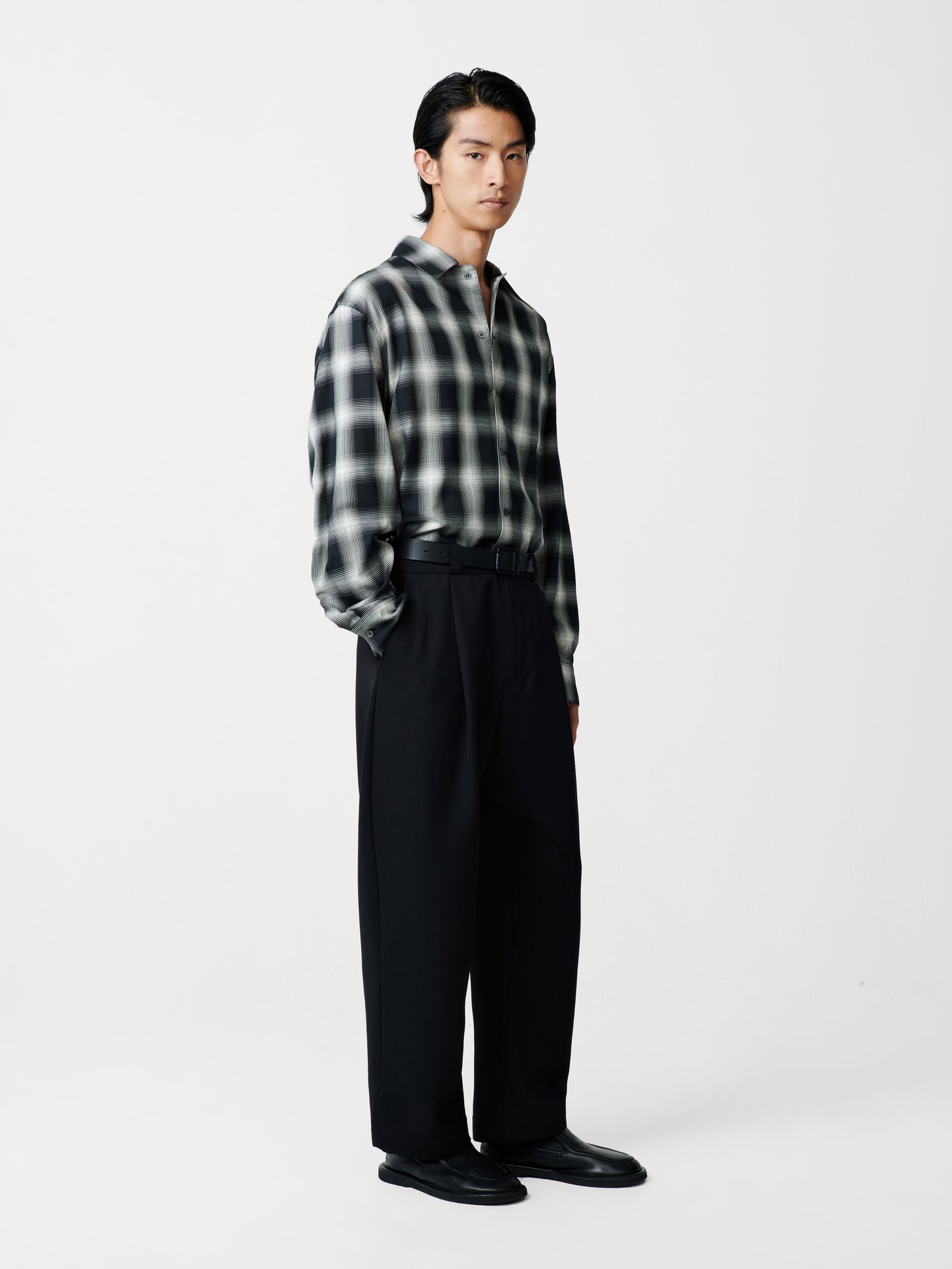 TUCK PANT IN BLACK