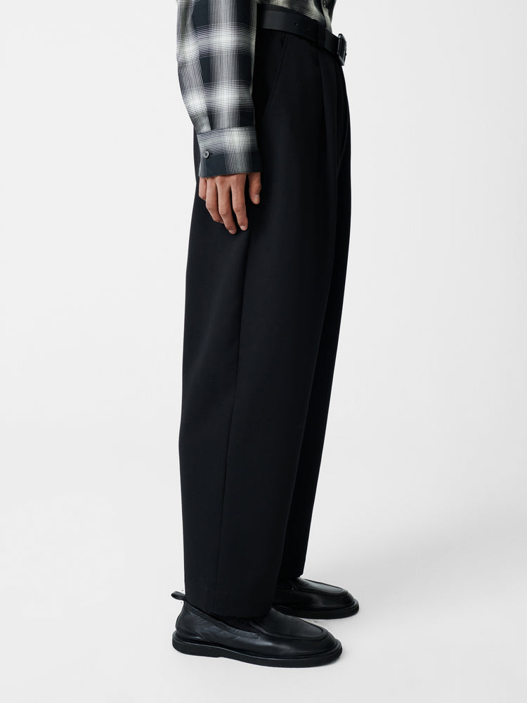 TUCK PANT IN BLACK