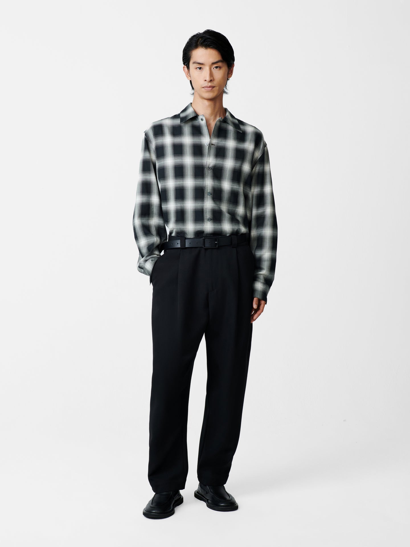 TUCK PANT IN BLACK