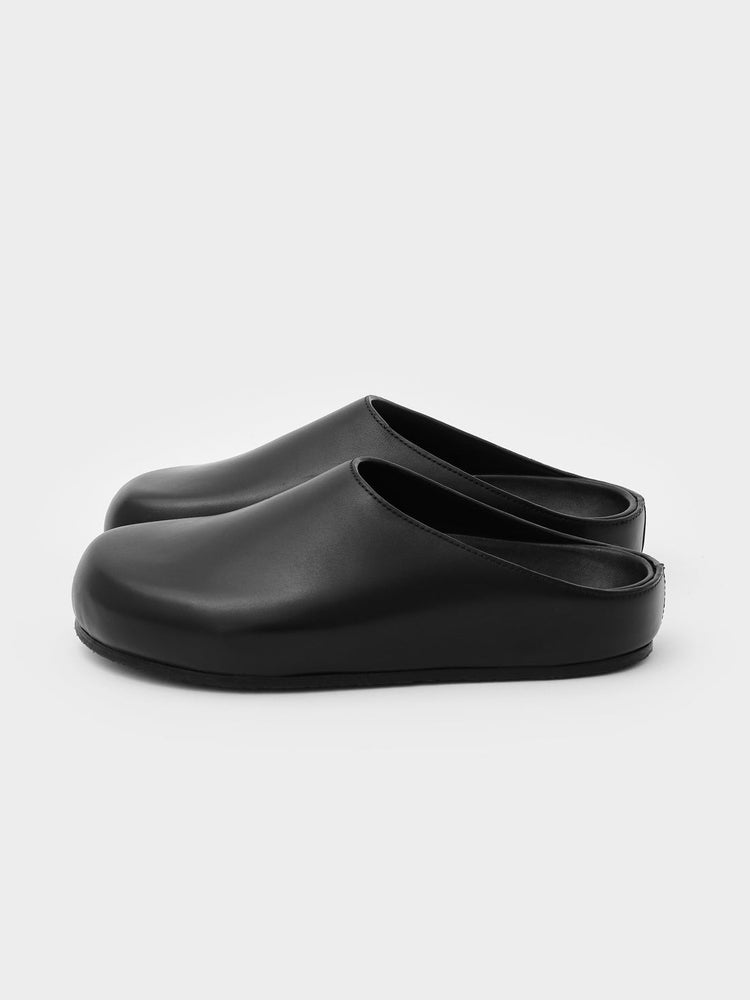 MEN'S WEARING CLOG IN BLACK