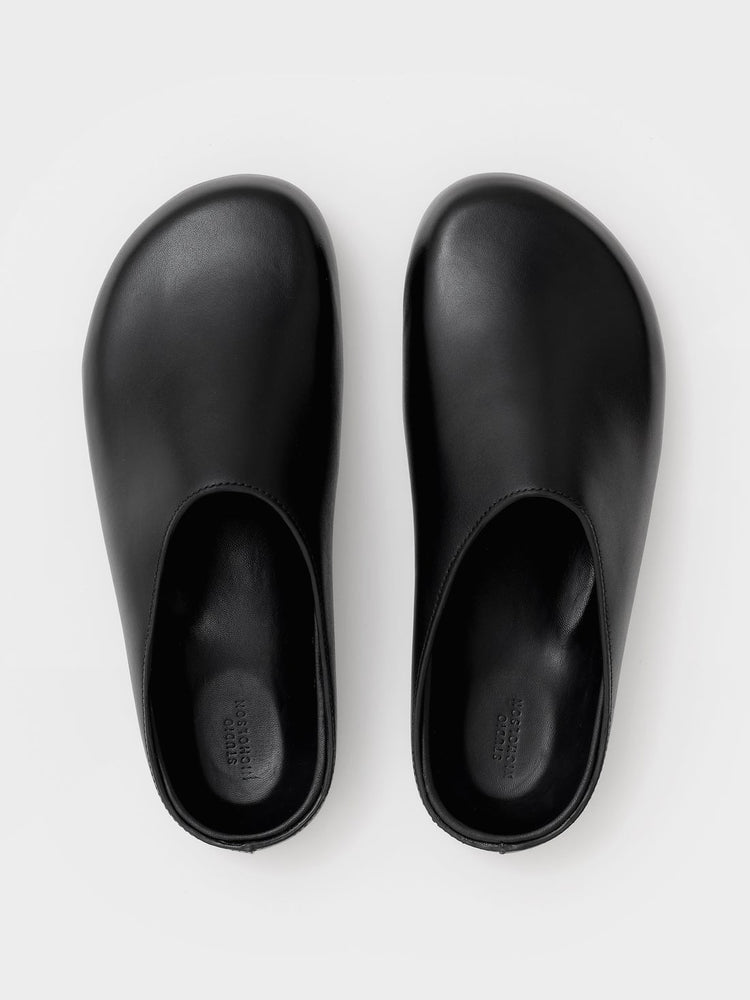 MEN'S WEARING CLOG IN BLACK